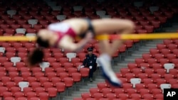 Seorang atlet perempuan Rusia tampil dalam nomor lompat tinggi pada kejuaraan atletik dunia "IAAF World Challenge" di Beijing, Mei tahun 2014 (Foto: dok). 