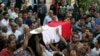 Peti mati dengan bendera Mesir yang berisi kapten polisi Ahmed Fayez yang tewas dalam baku tembak di Giza, sebagai ilustrasi. Sebuah kelompok advokasi HAM mendesak Mesir merilis laporan autopsi dan menyelidiki kematian seorang peneliti ekonomi. (Foto: AP)