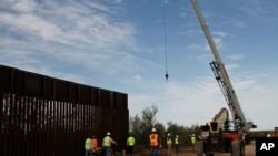 Para pekerja memulai pembangunan tembok perbatasan baru sekitar 20 mil arah barat Santa Teresa, New Mexico, 23 Agustus 2019. 
