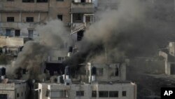 Rumah-rumah dilalap api saat tentara Israel menyerbu kota Qabatiya di Tepi Barat utara, 19 September 2024. (Foto: AP)
