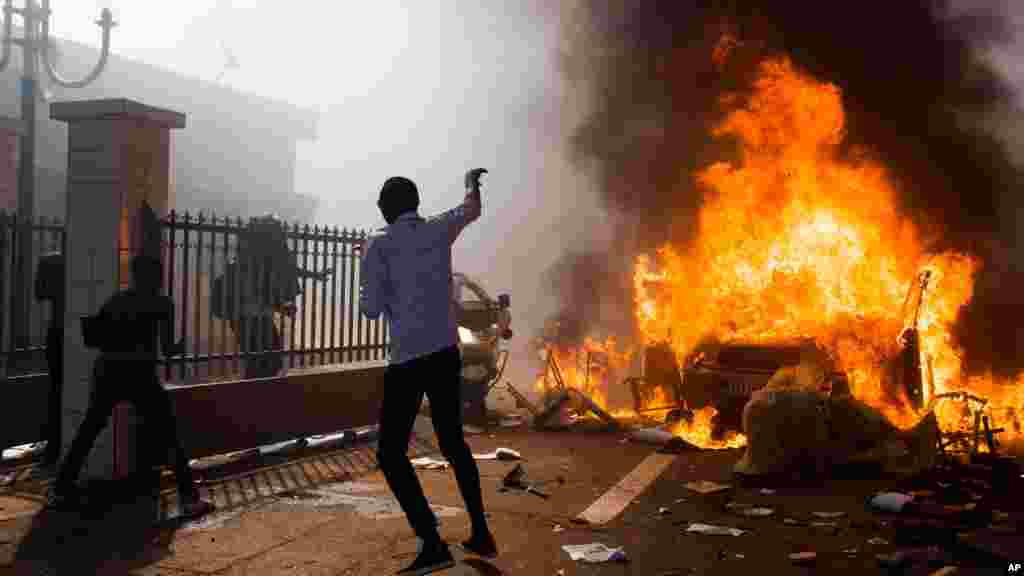 G&#39;arbiy Afrikadagi davlat, Burkina Fasoda prezident Bleyz Kompraore 27 yillik boshqaruvdan keyin ishdan ketdi. Mamlakatda o&#39;n minglab odamlar namoyishga chiqib, rahbarning iste&#39;fosini talab qilayotgan edi. 