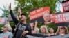 Demonstranti drže plakate i zastave ispred krivičnog suda na Manhattanu nakon objave osuđujuće presude Trumpu, New York, 30. maj 2024.