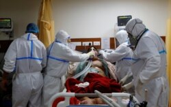 Tenaga kesehatan merawat pasien Covid-19 di Intensive Care Unit (ICU) Rumah Sakit Yatharth di Noida, pinggiran New Delhi, India, 15 September 2020.