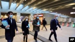 Kepala negosiator Brexit UE Michel Barnier, tengah, berjalan ke gedung Dewan Eropa di Brussel, 8 Desember 2020. Inggris dan UE memperingatkan bahwa pembicaraan tentang kesepakatan perdagangan bebas pasca-Brexit di ambang kehancuran. (Foto: AP)