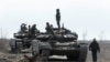 Anggota pasukan pro-tentara Rusia terlihat di pinggiran kota Mariupol, Ukraina, pada 20 Maret 2022. (Foto: Reuters/Alexander Ermochenko)