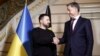 Presiden Ukraina Volodymyr Zelenskyy (kiri), berjabat tangan dengan Perdana Menteri Belgia Alexander De Croo di kantor perdana menteri di Brussels, 28 Mei 2024.