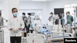 Presiden Joko Widodo memantau lokasi karantina darurat wisma atlet Kemayoran di Jakarta 23 Maret 2020