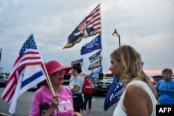 Pristalice bivšeg predsjednika Donalda Trumpa okupljaju se blizu njegovog imanja Mar-a-Lago na Floridi, 30. maja 2024.