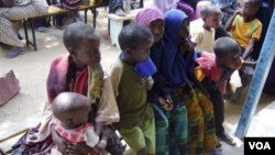 Anak-anak Somalia ikut mendaftar di kamp pengungsi di Dagahaley, Kenya akibat langkanya pangan di Somalia yang dilanda kekeringan.