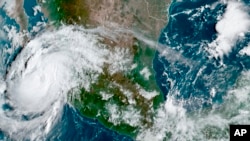 Gambar Satelit yang dikeluarkan oleh Badan Atmosfer dan Oceania Amerika pada 9 September 2021 menunjukkan Badai Olaf di pesisir Pasifik dari Meksikoyang mendekati wilayah resor Los Cabos. (Foto: AP)