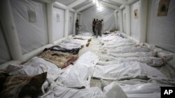 Jenazah warga Palestina yang tewas akibat ledakan di RS Ahli Arab dikumpulkan di halaman depan RS al-Shifa, di Kota Gaza, Jalur Gaza tengah, Selasa, 17 Oktober 2023. (Foto: AP)