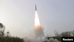 Peluncuran uji coba rudal balistik antarbenua (ICBM) berbahan bakar padat baru Hwasong-18. (Foto: via Reuters)