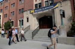 Spanduk "Selamat Datang" terlihat di gedung Universitas Michigan di Ann Arbor, Michigan, AS, 19 September 2018. (Foto: Reuters/Rebecca Cook)