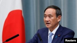 Perdana Menteri Jepang Yoshihide Suga mengatakan negara tersebut melarang masuk semua warga negara asing nonresiden sebagai tindakan pencegahan terhadap varian virus corona baru yang berpotensi lebih menular. (Foto: Reuters)