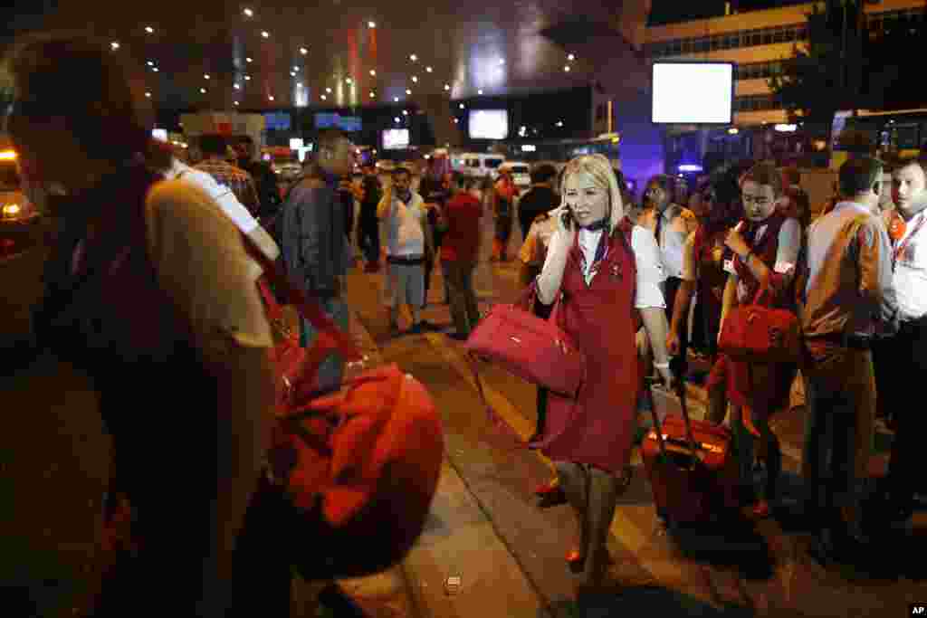 Para awak penerbangan meninggalkan bandara Ataturk di Istanbul Rabu dini hari (29/6). (AP/Emrah Gurel)