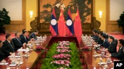 រូបឯកសារ៖ ប្រធានាធិបតីចិនលោកស៊ី ជីនពីង (ខាងឆ្វេង) ពិភាក្សាជាមួយនាយករដ្ឋមន្រ្តីឡាវលោក Thongloun Sisoulith អំឡុងពេលកិច្ចប្រជុំមួយនៅក្រុងប៉េកាំង ប្រទេសចិន កាលពីថ្ងៃទី០៦ ខែមករា ឆ្នាំ២០២០។