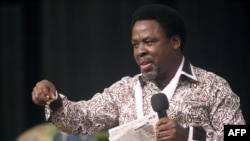 Motambwisi mpate TB Joshua na milulu mya mobu ya sika, Lagos, Nigeria, 1er janvier 2015.