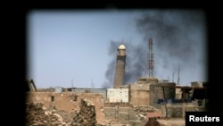 Menara Al-Hadba di Masjid Raya tampak melalui jendela sebuah gedung di kota tua Mosul, Iraq, 1 Juni 2017 (foto: REUTERS/Alaa Al-Marjani)