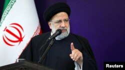 Presiden Iran Ebrahim Raisi berbicara dalam pertemuan dengan keluarga dari anggota pasukan keamanan Iran yang tewas dalam rangkaian aksi protes di negara tersebut. Pertemuan berlangsung di Teheran pada 9 Desember 2022. (Foto: West Asia News Agency)/Handout via Reuters)