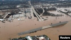 Pemandangan dari udara dari helikopter UH-60 Black Hawk Garda Nasional Missouri menunjukkan dampak banjir di Pasifik, Missouri, 30 Desember 2015. 