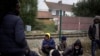 Tampak beberapa migran menunggu untuk mendapatkan makanan di kamp pengungsi di Calais, di sebelah utara Prancis,pada 14 Oktober 2021. (Foto: AP/Christobe Ena)