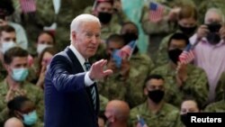 Президент Джо Байден промовляє перед солдатами на американській військовій базі у Великобританії 9 червня 2021 р.