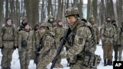 Ukraina Qurolli kuchlarining ko'ngilli harbiylar guruhi treningdan o'tmoqda, Kiyev, Ukraina, 2022-yil, 22-yanvar.