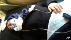 Aya Fadl berbaring di tempat tidur dengan masker oksigen untuk membantunya bernafas, menyusul dugaan serangan senjata kimia di kotanya, Khan Sheikhoun, di Provinsi Idlib, Syria, 5 April 2017. PBB akan melakukan pemungutan suara hari ini, Kamis (16/11) untuk memperpanjang tugas komisi penyelidikan atas serangan senjata kimia di Suriah. 