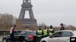 Polisi memeriksa mobil-mobil di Paris. (Foto: Ilustrasi)