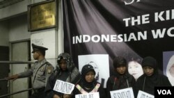 Sejumlah aktivis perempuan melakukan unjuk rasa di depan Kedutaan Arab Saudi di Jakarta memprotes penganiayaan 4 TKW di Saudi (foto: dok).
