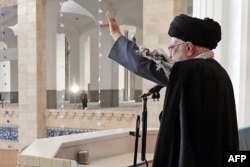 Pemimpin tertinggi Iran Ayatollah Ali Khamenei berbicara pada upacara salat Idulfitri di Teheran pada 10 April 2024. (Foto: KHAMENEI.IR/AFP)