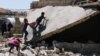 Anak anak pengungsi asal Suriah bermain diantara reruntuhan bangunan di kamp pengungsi sementara di kota perbatasan Lebanon, Arsal, pada 4 Juli 2019. (Foto: Reuters/Mohamed Azakir) 