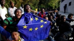 En images: des migrants forcent la frontière entre l'Espagne et le Maroc