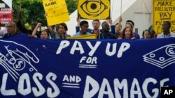 Aktivisti na demonstracijama za fond za gubitke i štete na COP28 klimatskom samitu UN-a, 6. decembra 2023. u Dubaiju, Ujedinjeni Arapski Emirati.