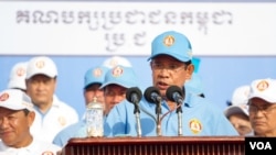 រូបឯកសារ៖ លោក​នាយករដ្ឋ​មន្រ្តី​​ ហ៊ុន សែន កំពុង​ថ្លែង​មុន​នឹង​​ការ​ធ្វើ​យុទ្ធនាការ​ឃោសនា​បោះ​ឆ្នោត​ថ្ងៃ​ចុងក្រោយ​ ​កាលពី​ព្រឹក​ថ្ងៃទី​២៧ កក្កដា ​សម្រាប់​ការ​បោះឆ្នោត​ជាតិ​អាណត្តិ​ទី​០៦។ (ទុំ ម្លិះ/VOA)