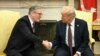 Američki predsjednik Donald Trump rukuje se s britanskim premijerom Keirom Starmerom tokom sastanka u Ovalnoj kancelariji Bijele kuće u Washingtonu, DC, 27. februara 2025.