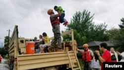Tentara Garda Nasional Texas membantu warga di daerah yang terparah terkena banjir dari Badai Harvey di Houston, Texas, 27 Agustus 2017.