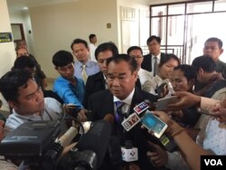 FILE: Ho Vann, CNRP lawmaker talking to journalists at the National Assembly, December 15, 2016. (Kann Vicheika/VOA Khmer)