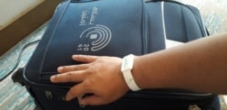 Semua jemaah diberikan gelang monitor untuk memantau pergerakan mereka (foto m. wahyu)