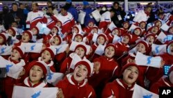 Članovi severnokorejske delegacije sa zastavom dve Koreje na ceremoniji otvaranja ZOI 9. februara 2018.