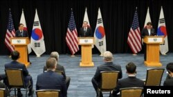 Держсекретар США Ентоні Блінкен, глава МЗС Південної Кореї Чон Ей-йон та глава МЗС Японії Хаяші Йосімаса 