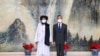 Foto yang dirilis oleh Kantor Berita China Xinhua pada 28 Juli 2021 menunjukkan salah satu pendiri kelompok Taliban Abdul Ghani Baradar (kiri) bersanding bersama Menteri Luar Negeri China Wang Yi dalam sebuah pertemuan di Tianjin, China. (Foto: Xinhua via AP/Li Ran)