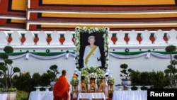 Foto dari mendiang Ratu Elizabeth II dipajang di luar Istana Kerajaan di Bangkok, pada 20 September 2022. (Foto: Reuters/Athit Perawongmetha)