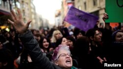 Pengunjuk rasa anti-pemerintah berpawai selama unjuk rasda di distrik Kadikoy, Istanbul, Turki tanggal 18 April 2017 (foto: REUTERS/Yagiz Karahan)