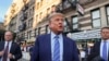 Mantan Presiden AS Donald Trump berbicara kepada para wartawan ketika berkunjung ke sebuah swalayan di New York, pada 16 April 2024. (Foto: AP/Yuki Iwamura)