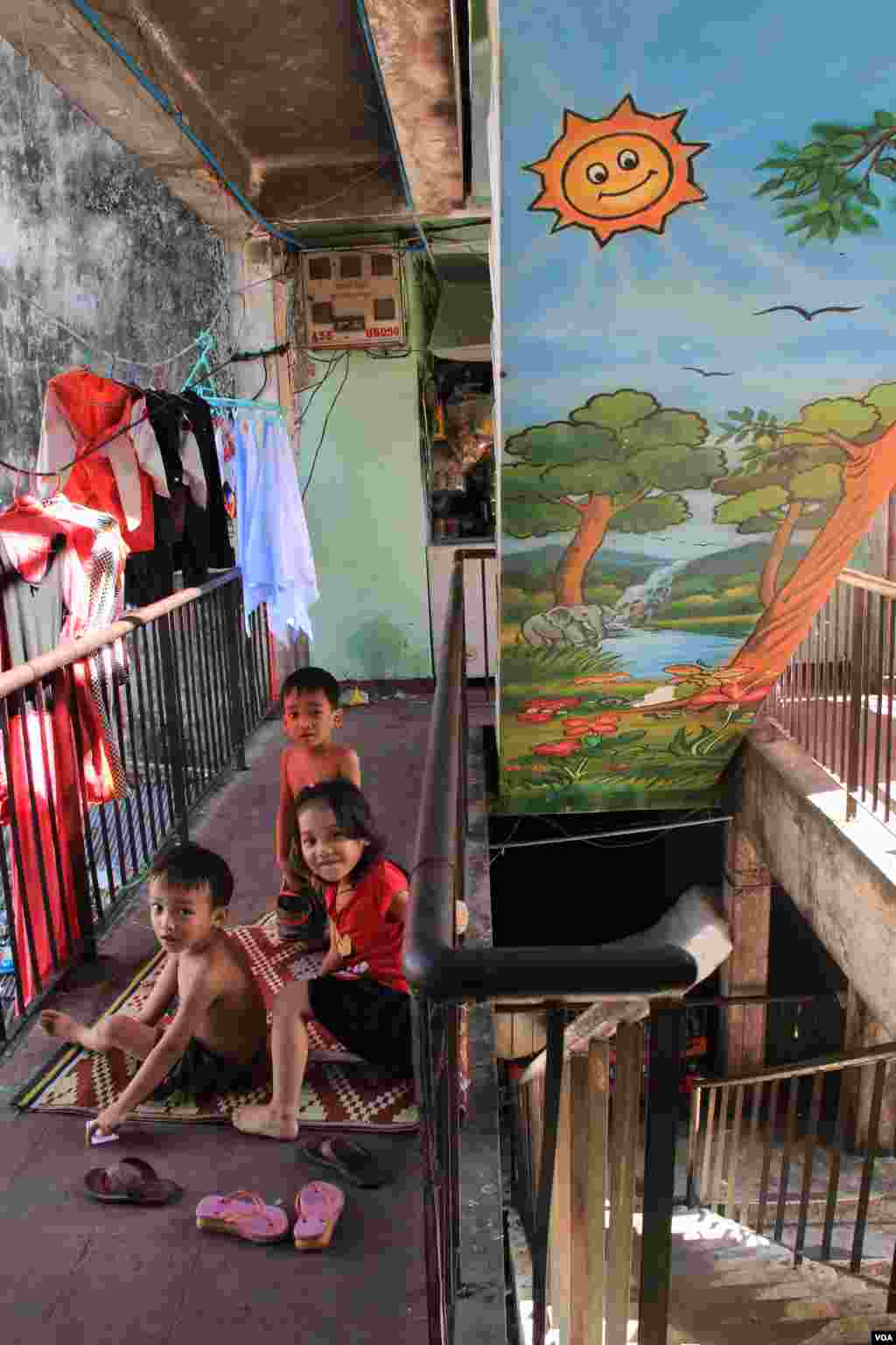 Children are playing at the White Building on Friday, September 5, 2014. (Nov Povleakhena/VOA Khmer)