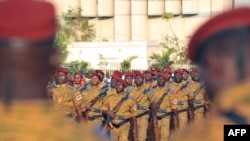 Des soldats burkinabè pendant un défilé militaire, à Ouagadougou, le 4 janvier 2017.