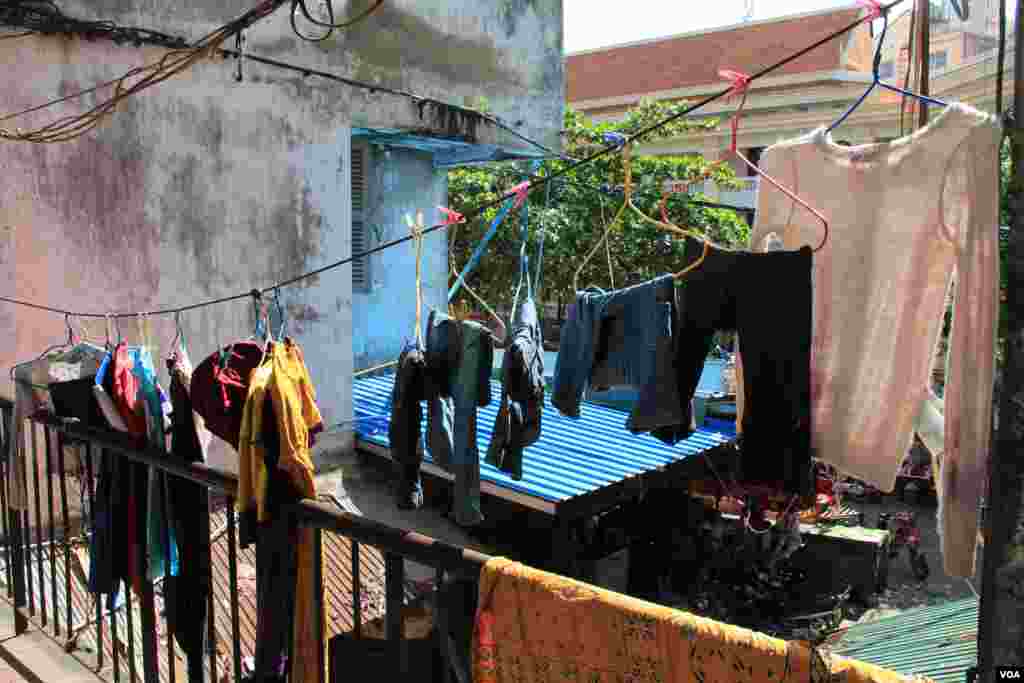A general view of daily activities of residents at Phnom Penh's White Building on Friday, September 5, 2014. (Nov Povleakhena/VOA Khmer)