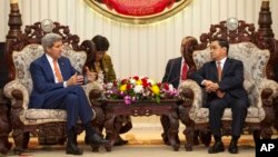 U.S. Secretary of State John Kerry, left, speaks with with Lao Prime Minister Thongsing Thammavong during their meeting at the Prime Minister's Office in Vientiane, Laos, Jan. 25, 2016. 