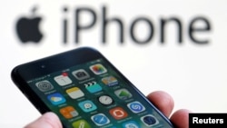Sebuah Apple iPhone 7 dan logo perusahaan tampak pada gambar ilustrasi yang diambil di Bordeaux, Perancis, 1 Februari 2017 (foto: Reuters/Regis Duvignau)
